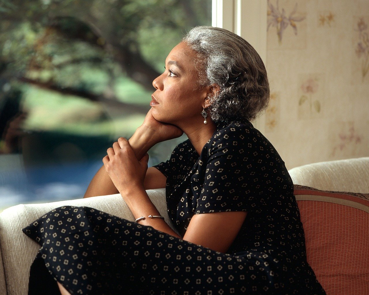 pensive-female-580611_1280